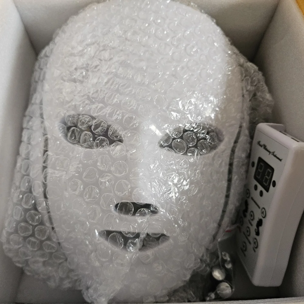 White LED Face Mask - Picture 4 of 5